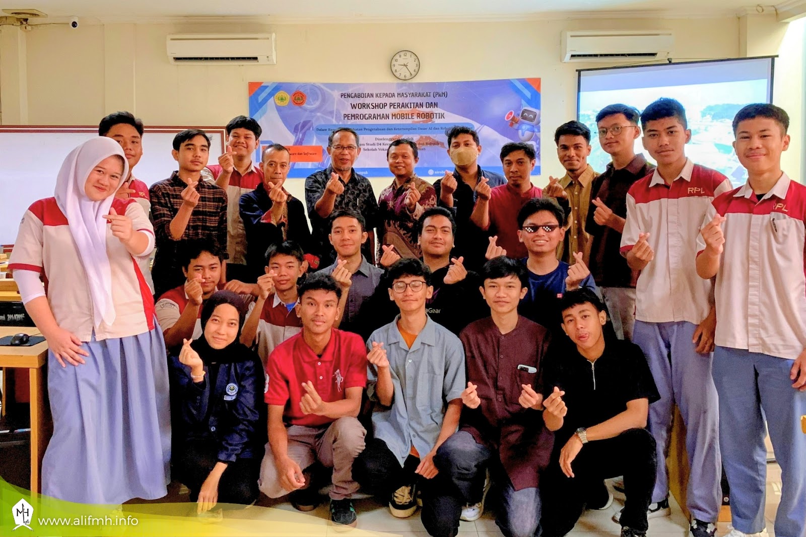 Prodi D4 Kecerdasan Buatan & Robotika Gelar Workshop Mobile Robot untuk Siswa SMK, Optimalkan Laboratorium untuk Pengabdian Masyarakat